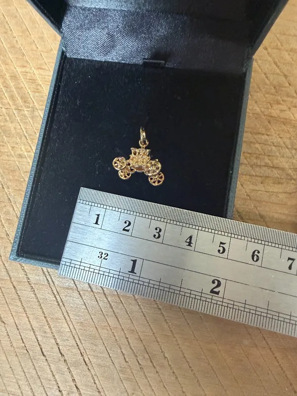 Royal State Coach Carriage Gold Tone Charm Brittish England Royals Collectible - Image 5