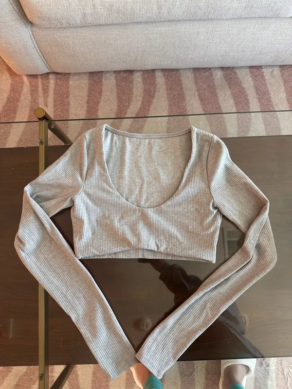 Alo Yoga Ribbed Long Sleeve Crop - Image 4