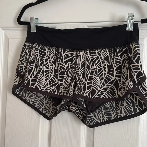 Lululemon Speed Up Shorts 3” Inseam Black White Palm Leaves Size 4 Shorts - Image 3