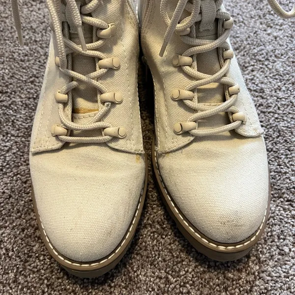 Universal Threads Cream Combat Boots with Durable Soles - Image 4