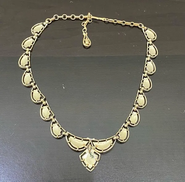 Vintage CORO Signed Light Gold Scalloped Choker Necklace - Image 6