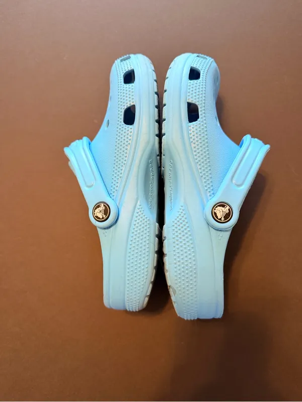 Crocs clogs perforated lightweight blue, unisex, size 7 Women's/ size 5 Men's - Image 3