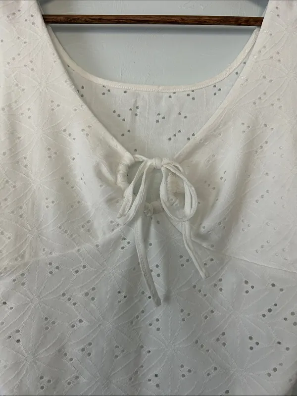 Stretchy Cream Eyelet Tie-Front Tank Top - Image 4