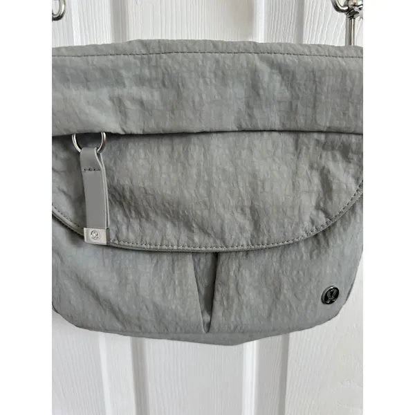 Lululemon Grey Crinkle Nylon Crossbody Bag‎ Adjustable Strap Silver Logo Bag EUC - Image 2