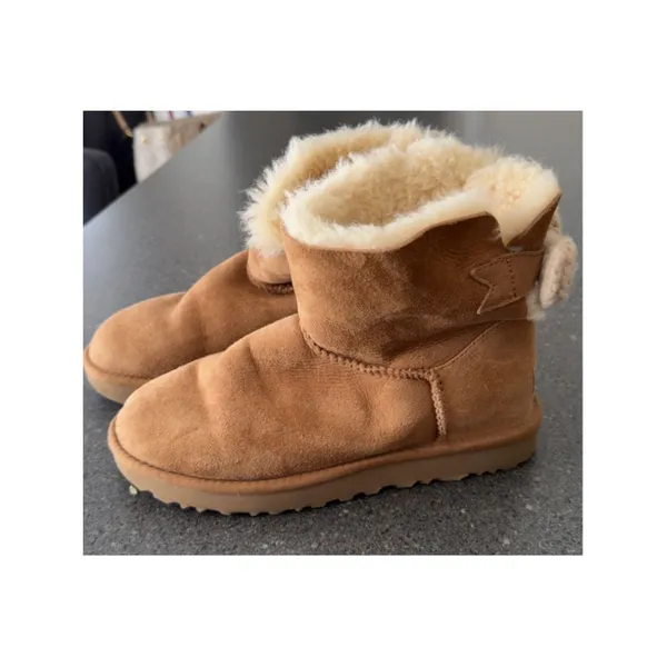 UGG Mini Bailey Knit Bow Boots in classic chestnut suede size 8 - Image 15