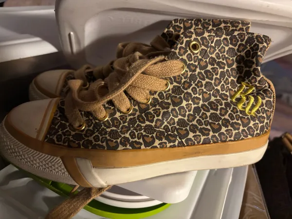 Converse High-Top leopard print lace up front sz 6 casual or western  - Image 2