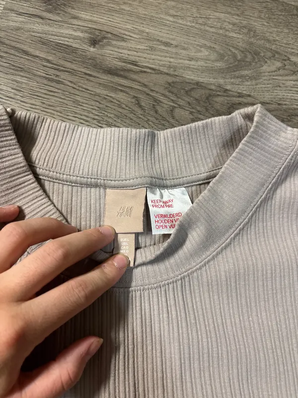H&M tan sweater - Image 3