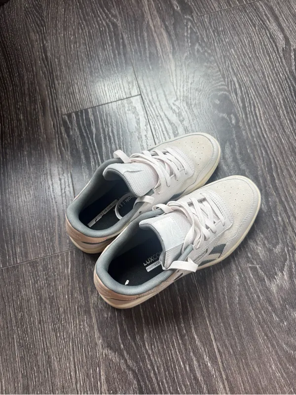 Reebok women’s White & Gray Low-Top Sneakers - Image 9