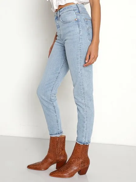 Levi's Premium Wedgie Icon Fit Jeans in Tango Light Wash Size 28 - Image 5