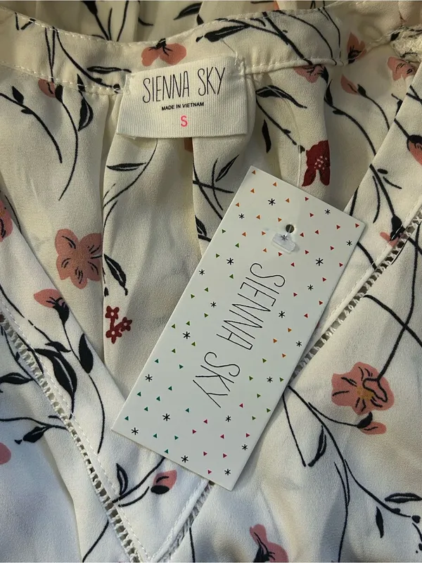 Sienna Sky Cream & Pink Floral V-Neck Blouse SZ Small NWT - Image 9