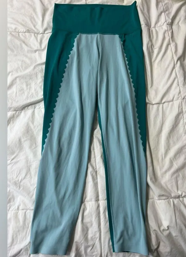Aerie cropped length leggings scallop design - Image 2