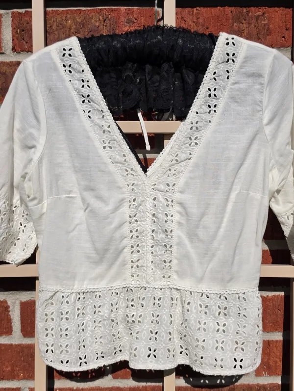 Abercrombie & Fitch white eyelet top Small - Image 2