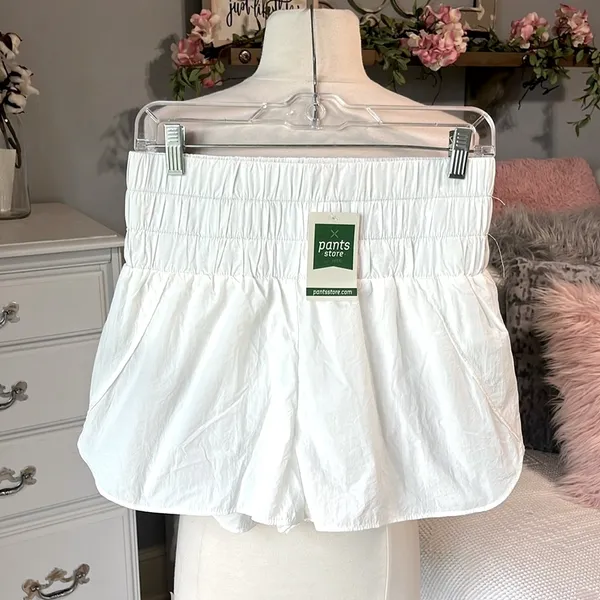 Trendy High Waist White Athletic Shorts Womens Small - Image 3