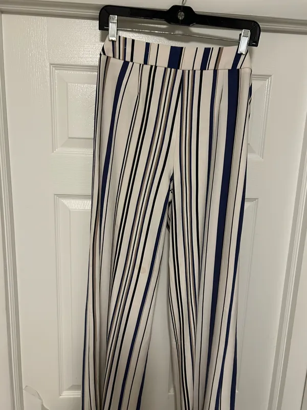 CHICO’S Stylish wide-leg pants in a navy and white striped pattern. Lightweight, flowy fabric for all-day comfort. Versatile design that dresses up or down. Easy to pair with tops and sandals. - Image 8
