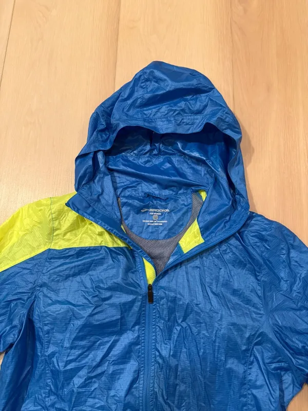 Brooks Hooded Hi-Visibility Windbreaker Jacket Women's Size Large - Image 3