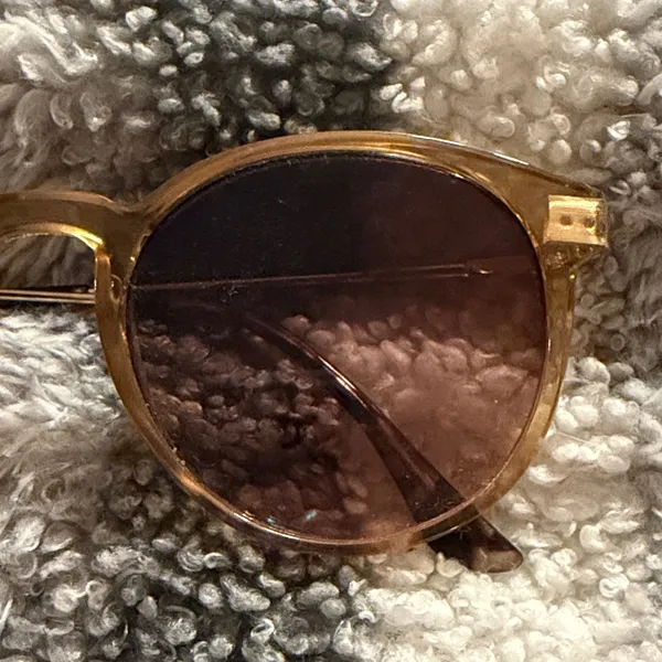Stylish Gold Sunglasses - Image 2