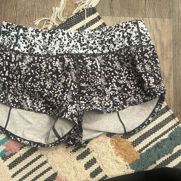Lululemon speed‎ short in size 4 - Image 4