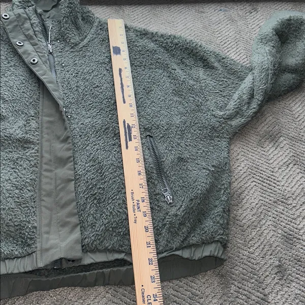 Vuori Women's Cozy Sherpa Jacket Green Fleece Jacket Olive Green Size Large - Image 10