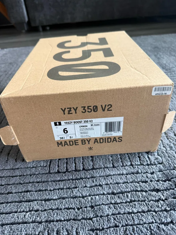 Yeezy Boost 350 Adidas V2 Zebra - Image 2