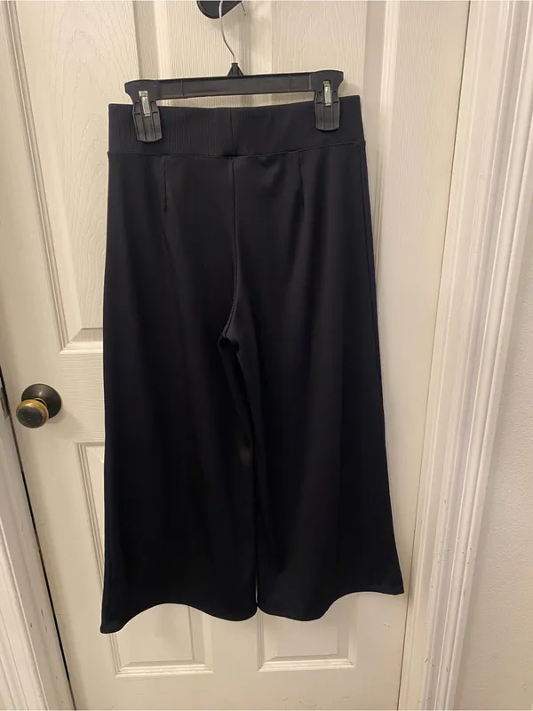 Nike Black Wide-Leg Cropped Jogger Pants - Image 5