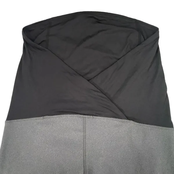 Isabel Maternity‎ By Ingrid & Isabel Gray Black Medium cropped athletic leggings - Image 4
