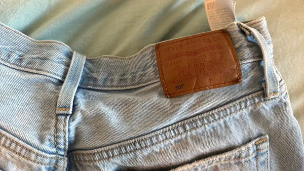 Levi 501 Shorts Size 25 - Image 2
