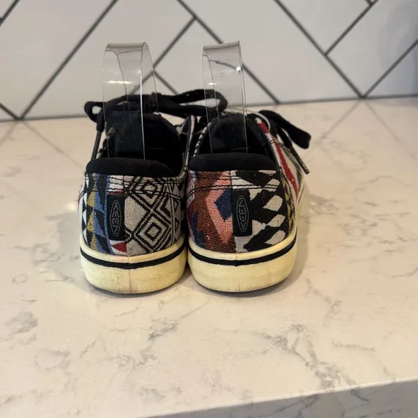 KEEN Elsa IV sneakers with a tribal Aztec indigenous patchwork pattern size 7 - Image 4