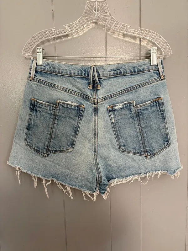 Good American Light Wash Denim 90s Cut Off Distressed Raw Hem Summer Shorts 4 - Image 2
