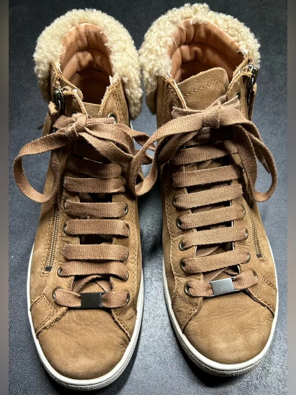 Ugg Women’s Size 8 Tan Shearling Lined Leather High Top Boot - Image 3