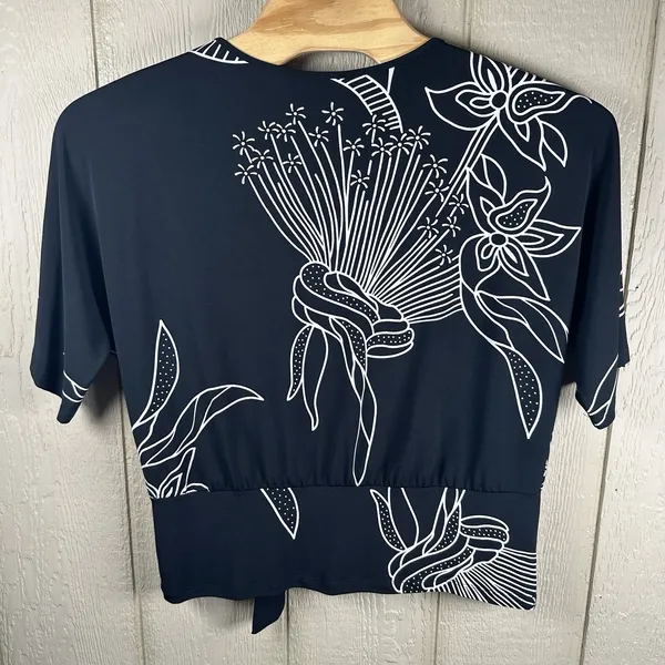 Clara Sun Woo Black White Floral Print Tie Front Blouse Top Size 1X Short Sleeve - Image 4
