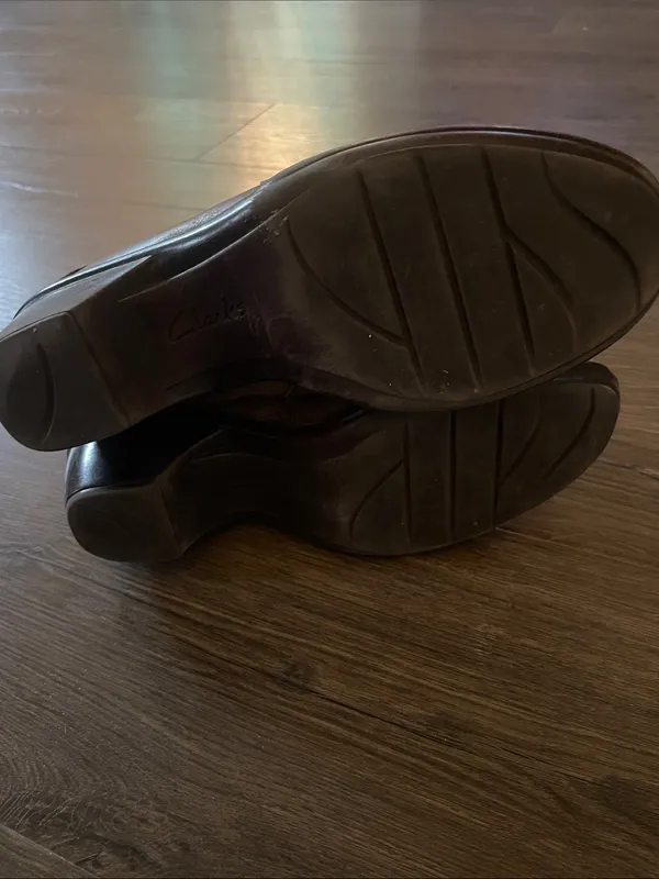 Women’s Clarks Brown Leather Zip Up Ankle Booties with Decorative Ring, Size 7M - Image 5