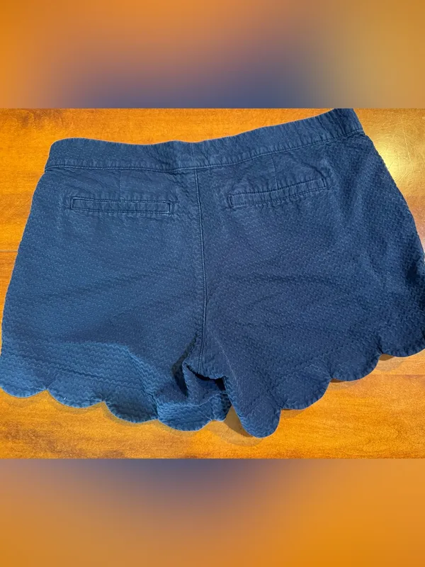 Women’s Navy Lilly Pulitzer Scallop Hem Shorts size 6 - Image 2