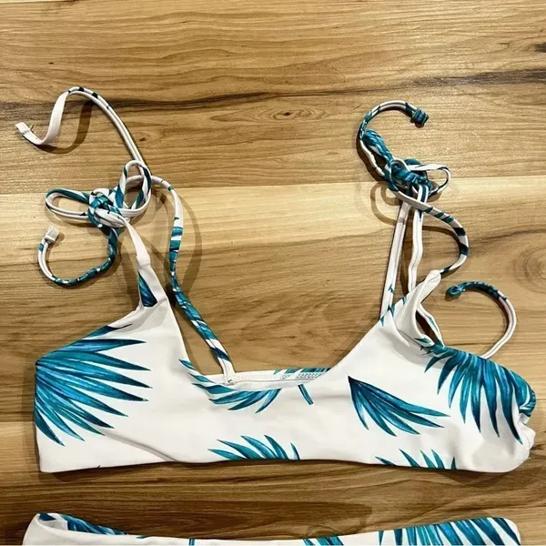 White and Blue Tropical Leaves Two Piece Bikini Women’s Small - Image 3