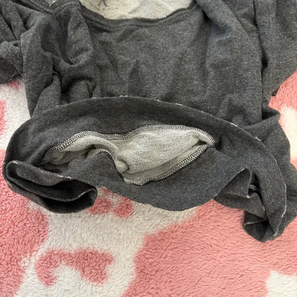 Off-Shoulder Charcoal Grey Cropped Sweatshirt w/ Pink Heart Graphic 💕 | Y2K Loungecore | Size M - Image 6