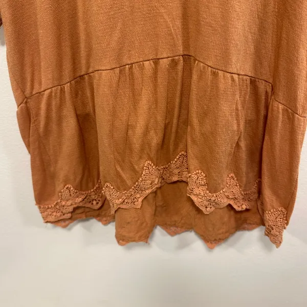 Buckle daytrip rust Casual V-Neck Lace Hem Top shirt size medium - Image 4