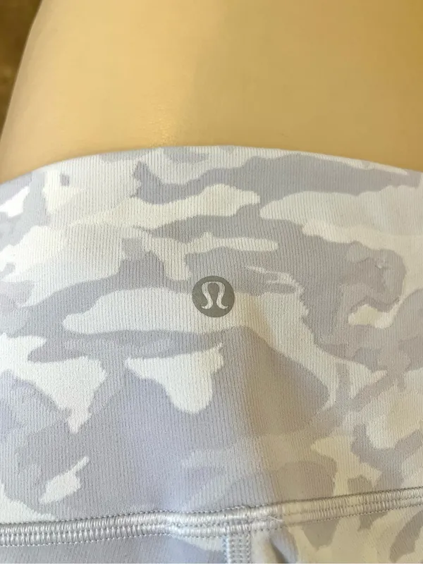 Lululemon Camo Biker Shorts Gray Size 6 - Image 3