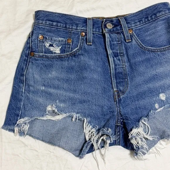 Levi's 501 Distressed Cutoff Denim Shorts Ripped Light‎ Wash Womens Size 26 - Image 4