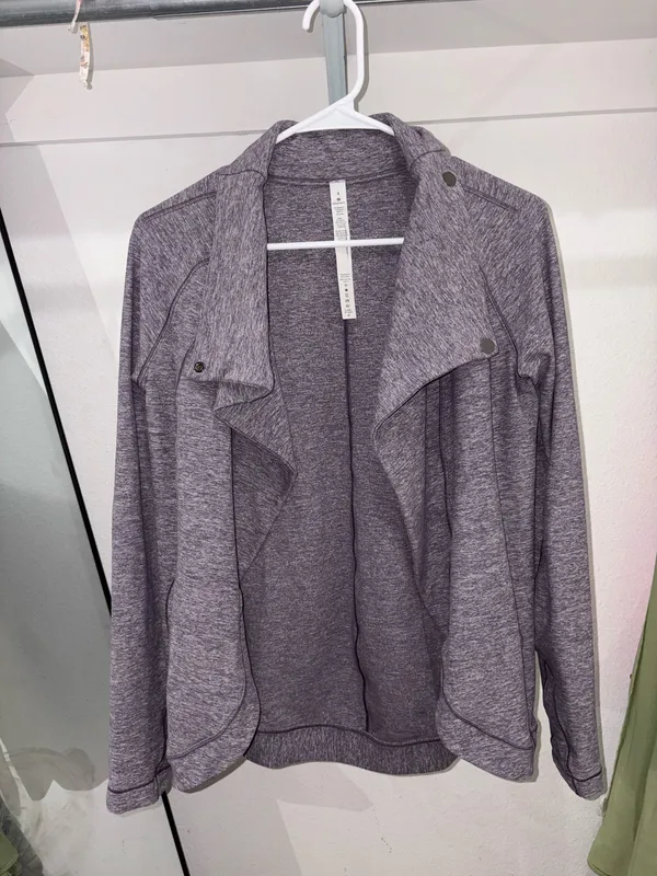 Lululemon gray heather wrap jacket in size 4 come with Lulu bag #athletic #activewear - Image 4