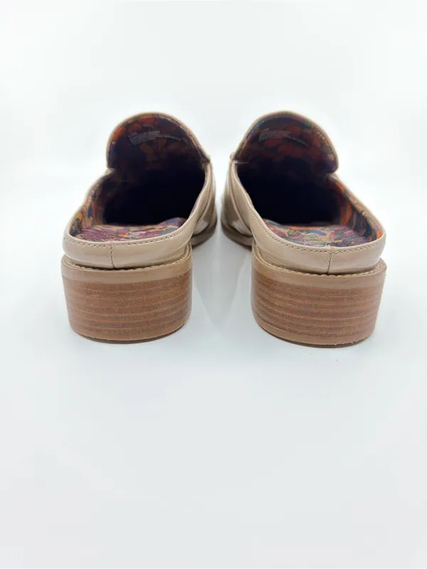 These Korks Laporte patent loafers feature a square toe and a block heel. SZ 10 - Image 3