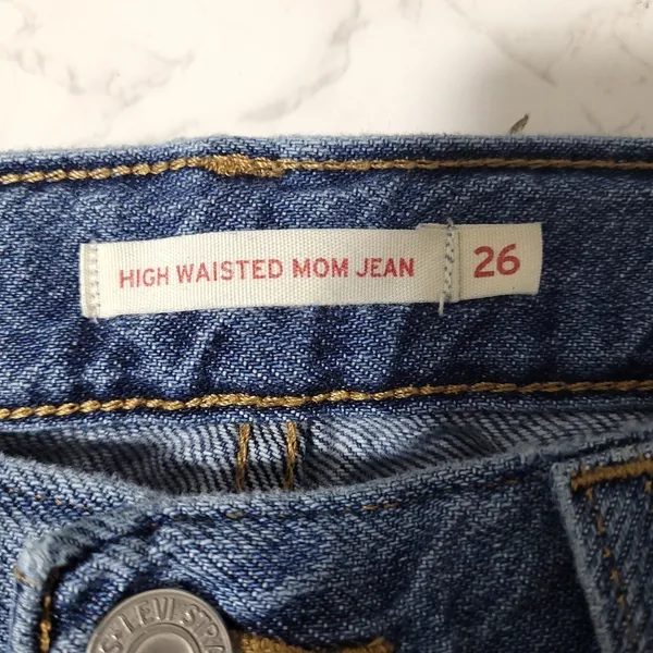 Levi’s High Waisted Mom Jeans Light Wash Blue Women’s Size 26 - Image 8