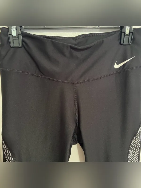 NWOT Women’s Nike Black/Gray Crop Leggings Size M - Image 3