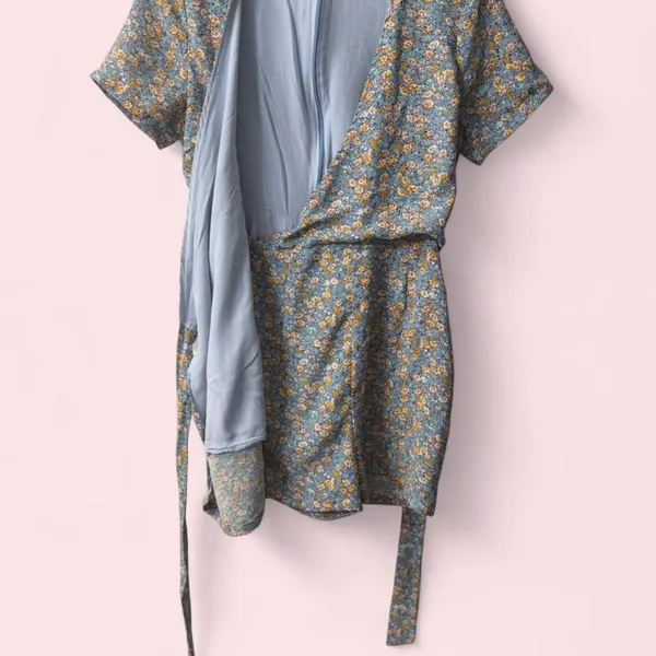 Women’s Lulus Blue Floral Wrap Tie Waist Romper Small - Image 3