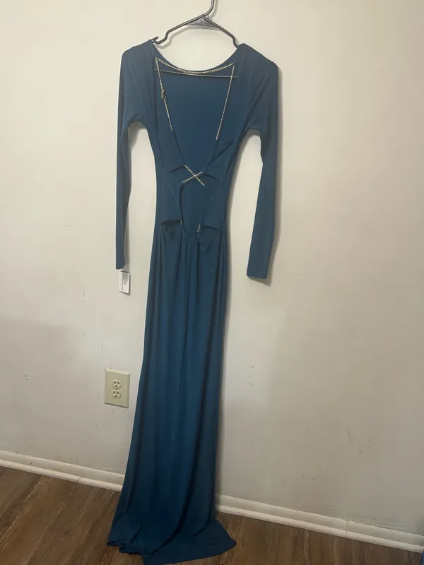 Windsor This dress is in great condition and is ready to make your next event unforgettable. Pair it with heels and statement jewelry for a glamorous look. - Image 2