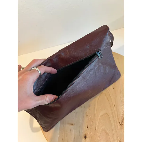 Vintage Justin Burgundy Genuine Cowhide Leather Horseshoe Detail Shoulder Bag - Image 6