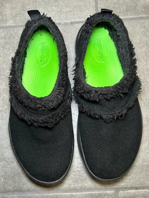 Oofos OOcoozie Black Sherpa Low Slip On Sneakers Women’s Shoe Size 9 - Image 2