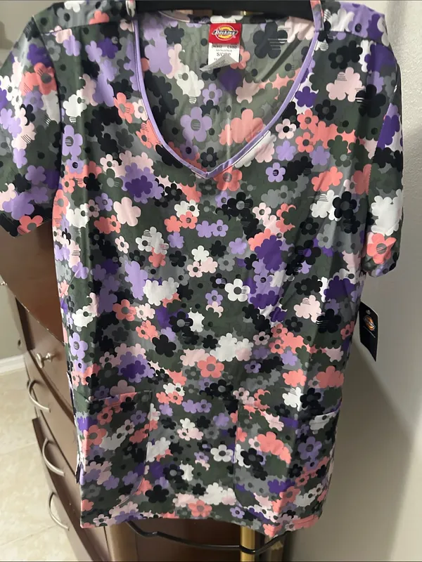 Dickies Women's Floral V-Neck Scrub Top in Purple, Pink, Black Sz S NWT - Image 3
