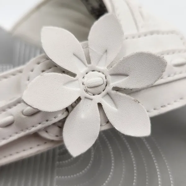 Clarks Sandals Womens 7 White Arla Glison Cloudsteppers Flower Thong Casual - Image 5