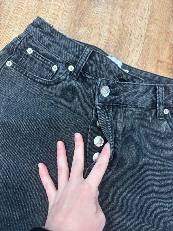 Princess Polly black crossover Jean shorts - Image 4