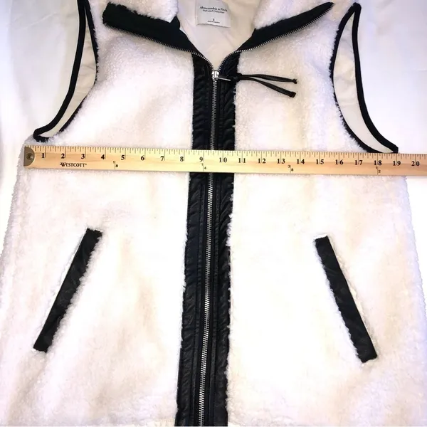 Abercrombie & Fitch Soft A&F Sherpa Fleece Vest Off White Black Size Small Zip - Image 4