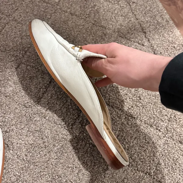 Sam Edelman Cream Loafers with Gold Accent - Image 6